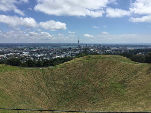 伊甸山顶的火山坑